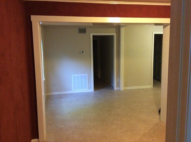 Building Photo - 823 N Arlington Ave