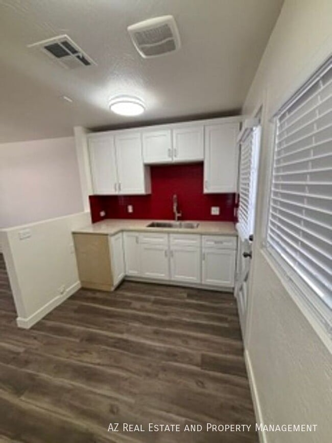 Building Photo - 502 E Cody Dr