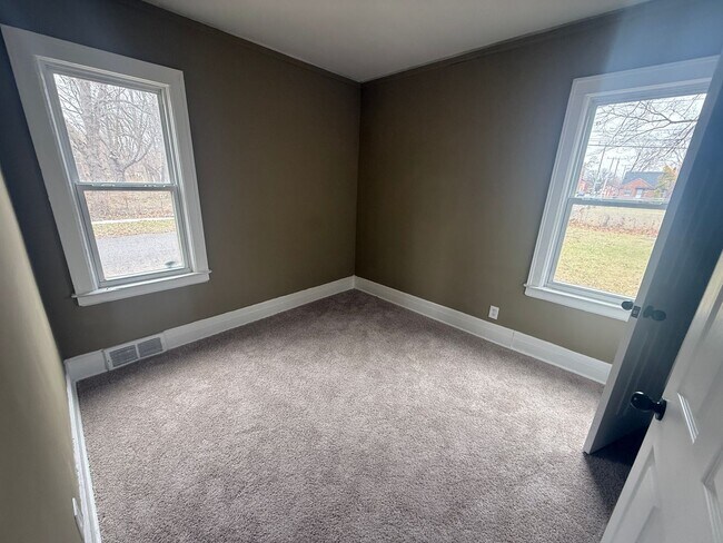 Building Photo - 15512 Mendota St