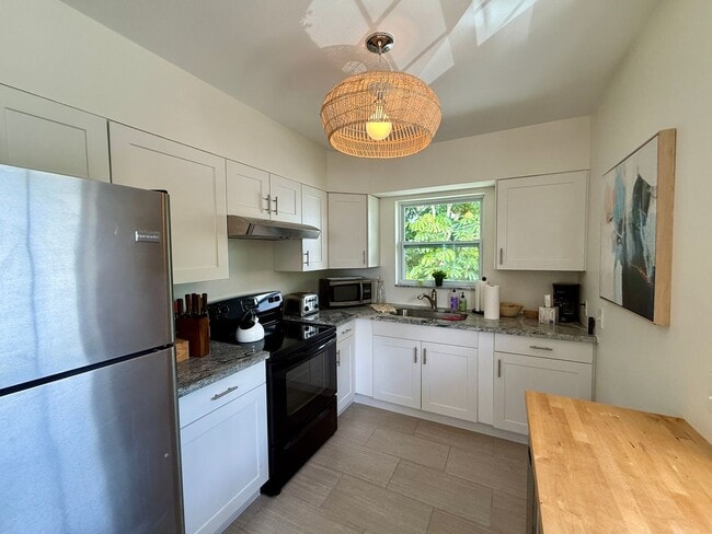 Building Photo - Adorable OLD NE garage 1/1 apartment - FUL...