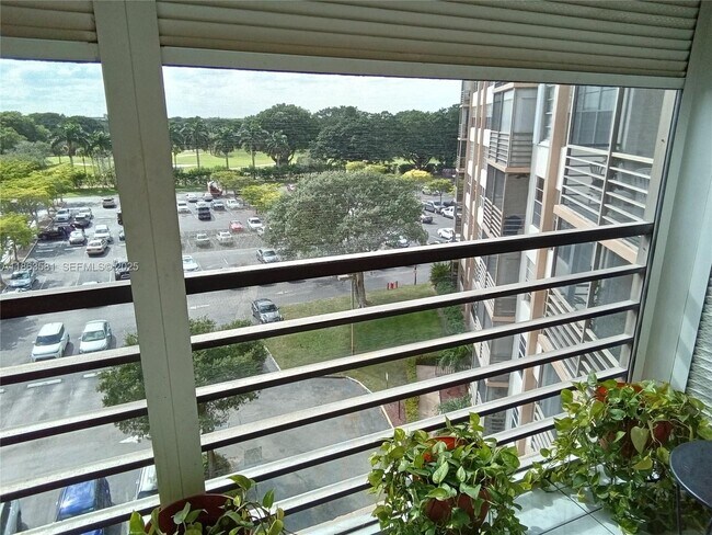 Building Photo - 1000 St Charles Pl