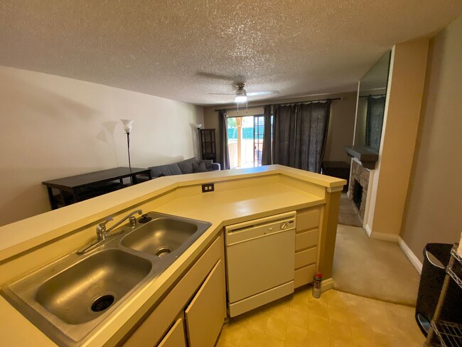 Building Photo - One Bedroom For Rent w/ Tons of Amenities-...