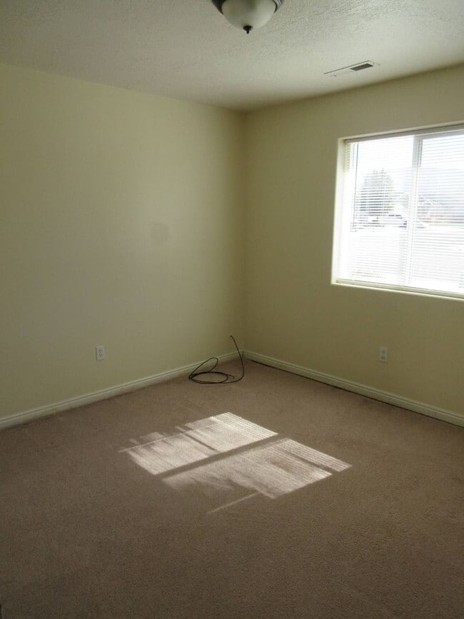 Building Photo - 3 bedroom, 2 bathroom twin home in Lamplight