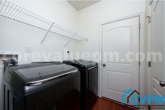 Building Photo - 1337 Jamestown Dr