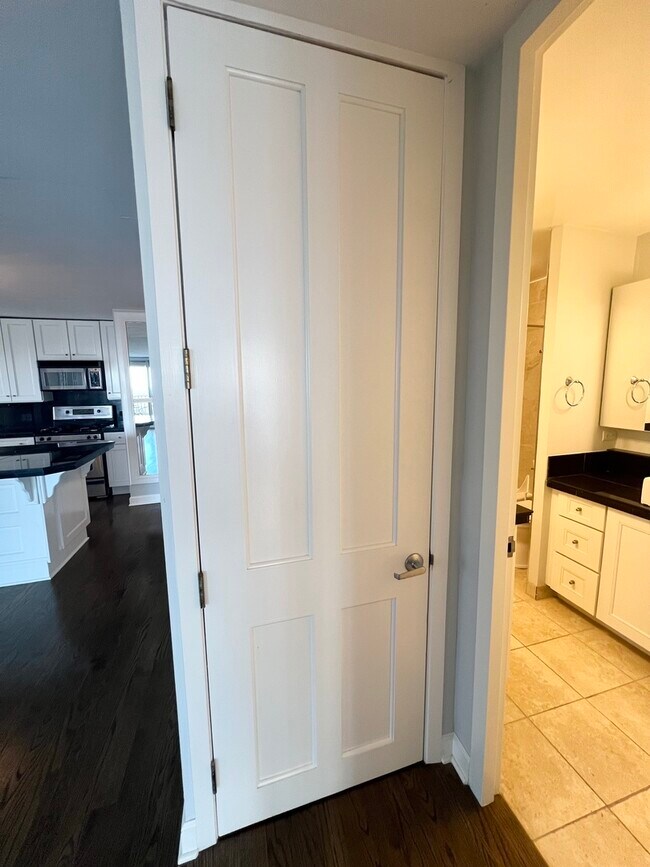 Building Photo - 1960 N Lincoln Park W