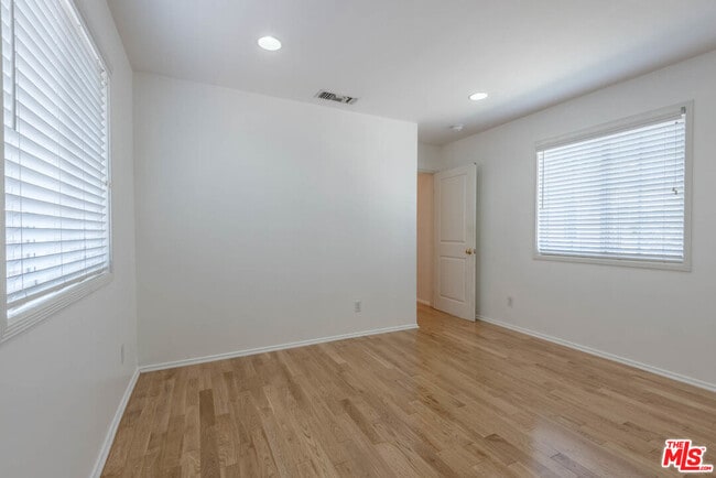 Building Photo - 5112 Auckland Ave