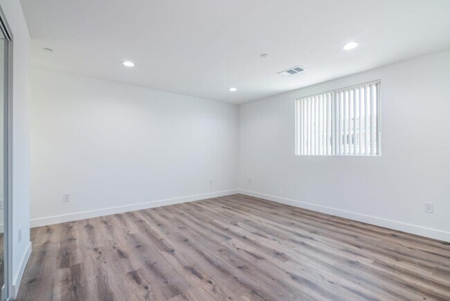 Building Photo - 1255 W 8th St