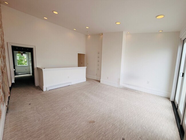 Building Photo - Lovely 3 story home with en-suiteS and private outdoor patio!