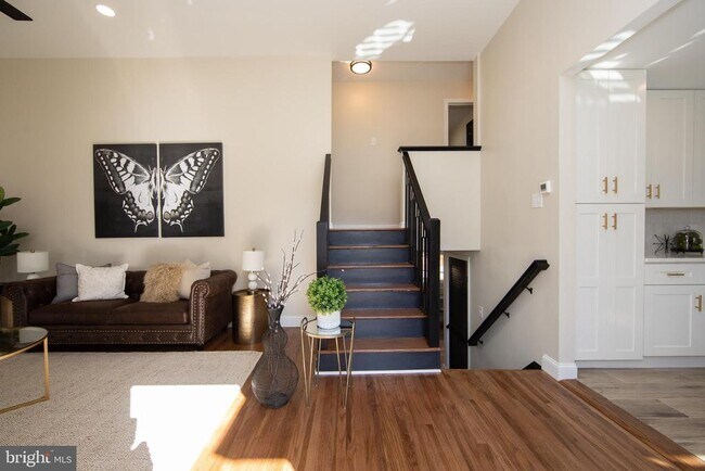Building Photo - 405 E Melrose Ave