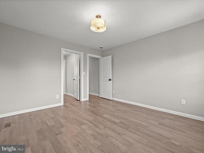 Building Photo - 1015 S Kenwood Ave