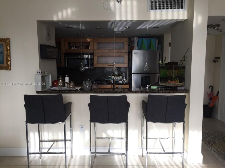 Building Photo - 540 Brickell Key Dr