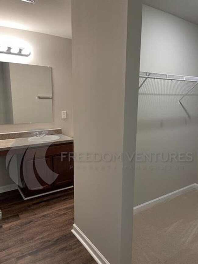 Building Photo - Modern 3-Bedroom Home with Spacious Backya...