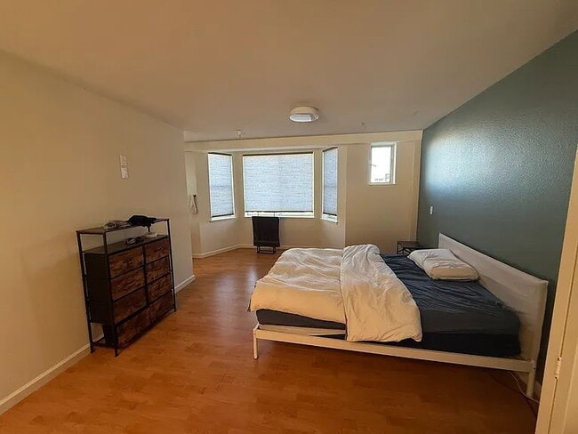 Building Photo - "Chic Urban Living: 2-Bed, 2-Bath Gem on Harrison St in SF!"