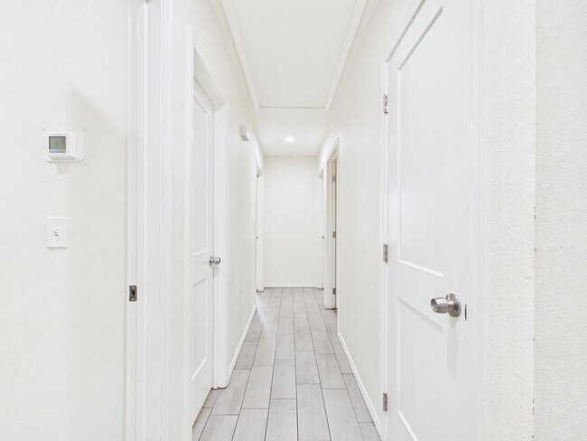 Building Photo - 621 S Hill St