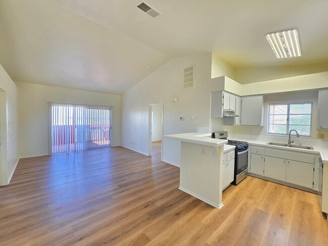 Building Photo - Upstairs/ Spacious/ 2 bedrooms / 2 bathrooms