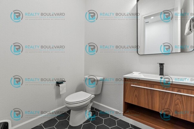 Building Photo - Stylish 3-Bedroom Sanctuary with Sophistic...