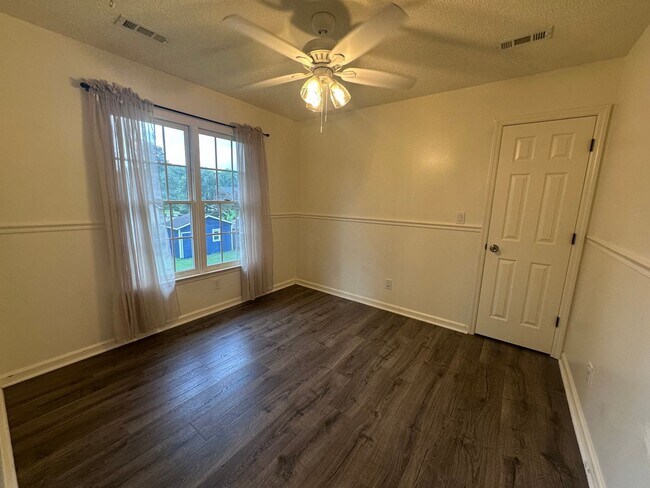 Building Photo - Don't miss this beautiful 3-bedroom, 2.5-bath home with a bonus room in the highly sought-after J...