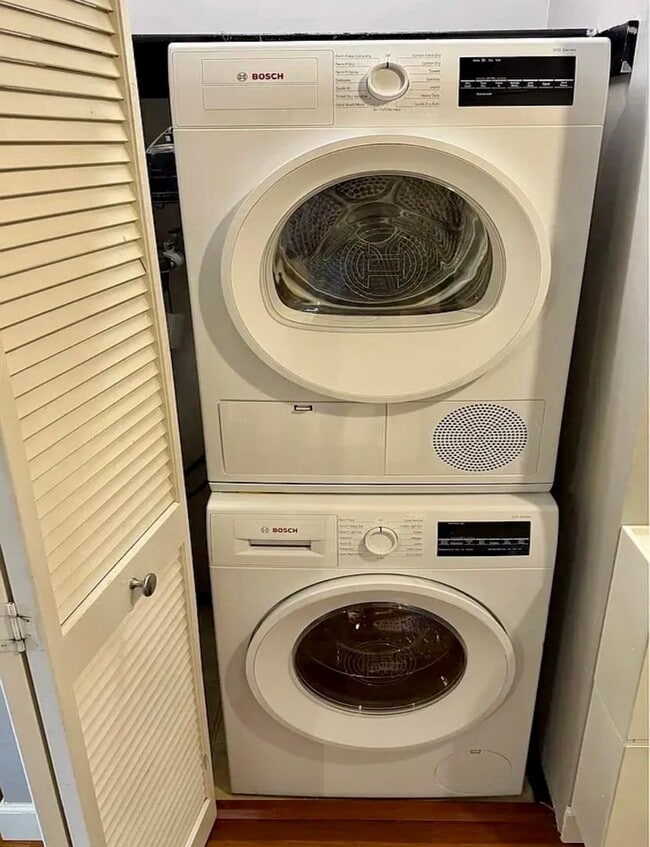 Building Photo - Spacious Studio with 2 Parking Spaces, W/D, Large Patio available in Cortez Hill