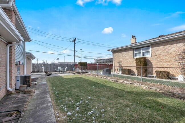Building Photo - 9230 N Callero Dr