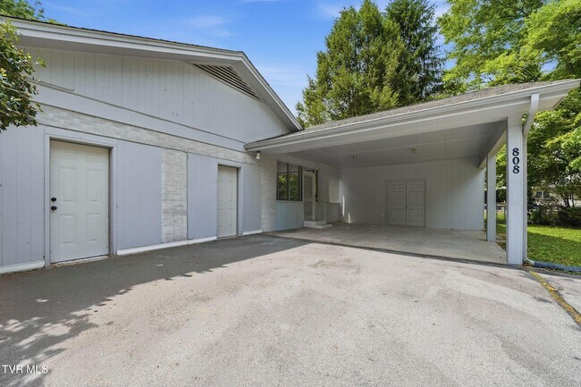 Building Photo - 808 Chippendale Rd