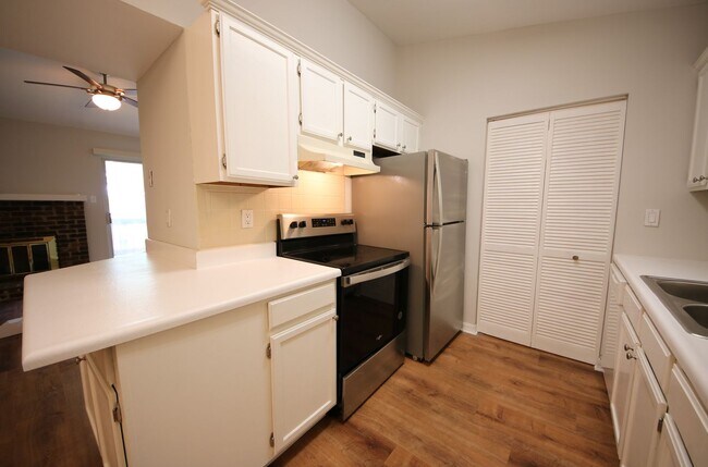 Building Photo - All Electric Second Floor Garden Condo for Rent in Wildwood