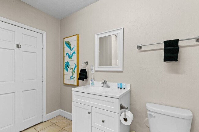 Building Photo - 1929 NW 7th Ln