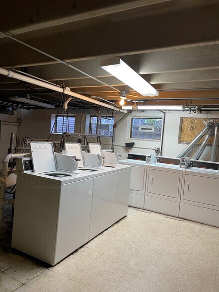 Building Photo - 1400 Carol St