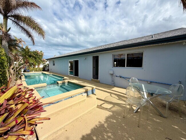 Building Photo - Gorgeous Pool Home in Satellite Beach!!