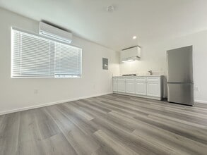 Building Photo - 639 Griffith St