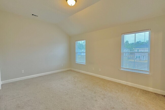 Building Photo - AVAILABLE NOW! (Pet Friendly)