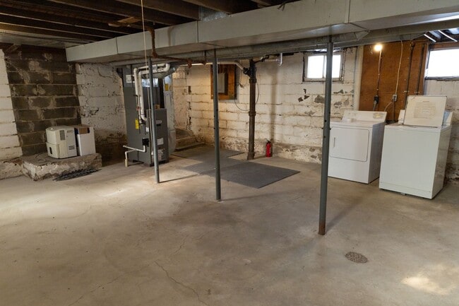Building Photo - UPDATED 3 Bedroom 1 Bathroom single family home