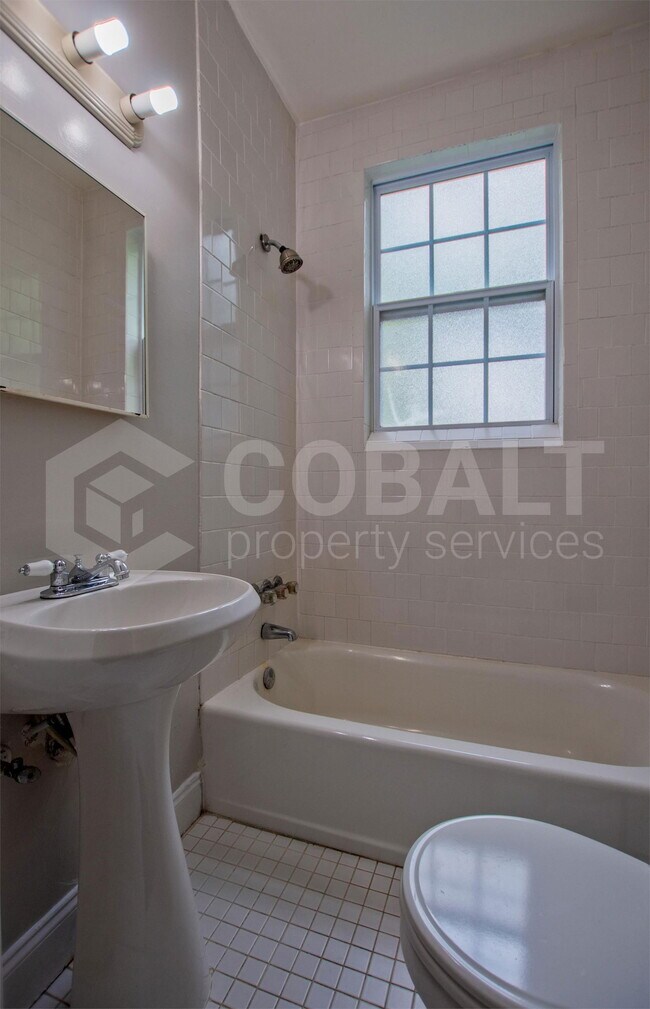 Building Photo - 674 Somerset Terrace NE