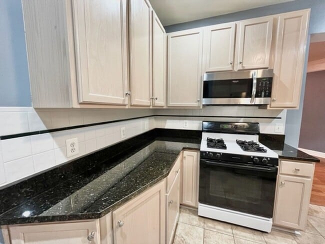 Building Photo - Beautiful 3 BR 2 FB condo with its own garage and driveway