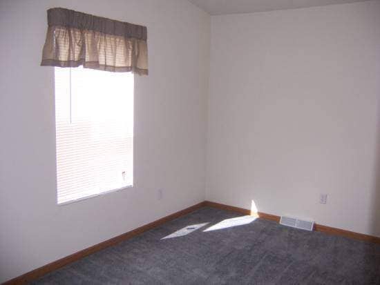 Building Photo - 3 Bed 2 Bath Duplex in Milliken with Overs...