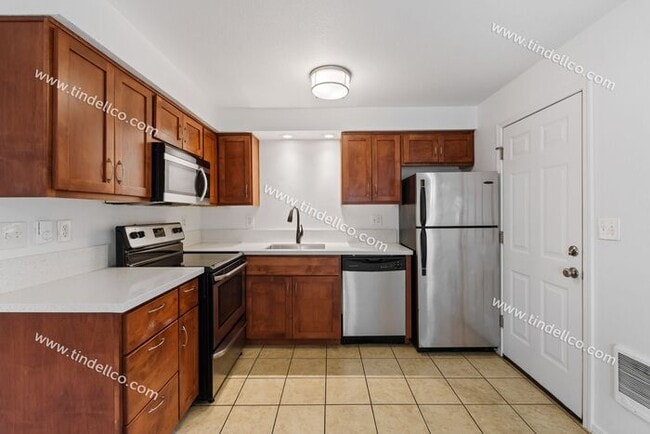 Building Photo - Cozy Multnomah Village Condo- Water, Sewer and Garbage included!