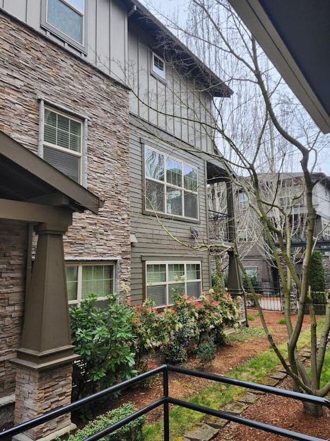 Building Photo - Beautiful Townhouse in Beaverton by Max Station!