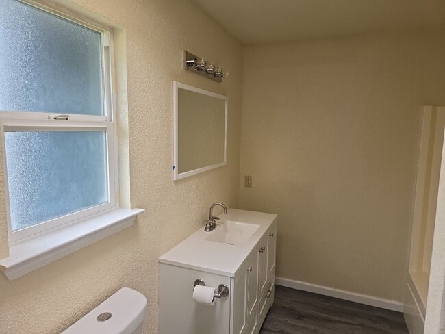 Building Photo - Pet-friendly 3-bedroom Eureka home