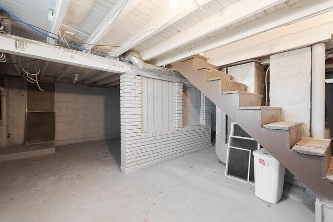 Building Photo - Beautiful 2 bedroom home in Port Vue available August 15!