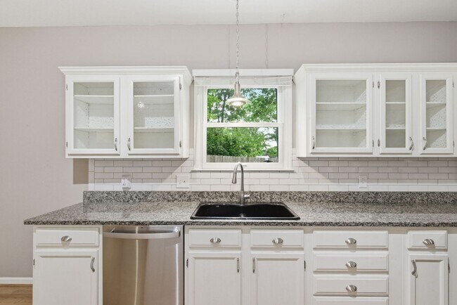 Building Photo - 913 Magnolia Ct W