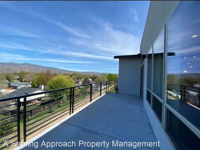 Building Photo - Close to Micron! Luxury Town Home With Two...