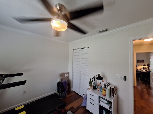Building Photo - Designer-Remodeled Gem in Ashington Park |...