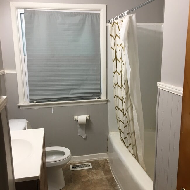 Bathroom - 2929 Pence St