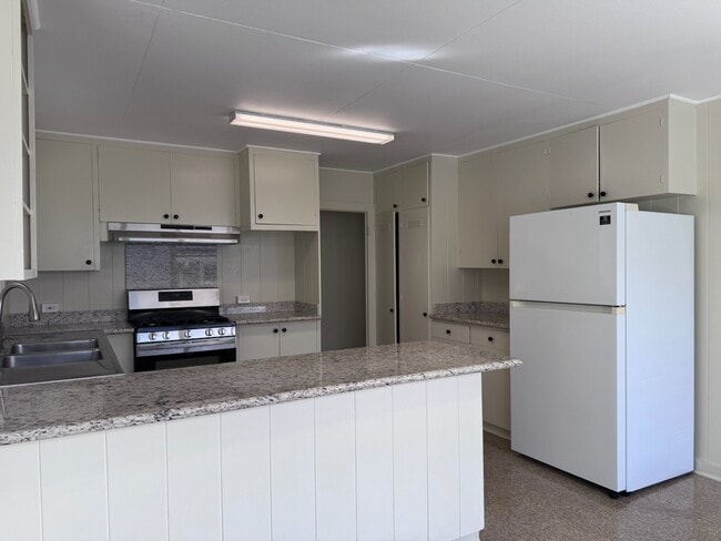 Building Photo - 3br - 3 Bed/2 Bath House with Family Room - Convenient Honolulu Location