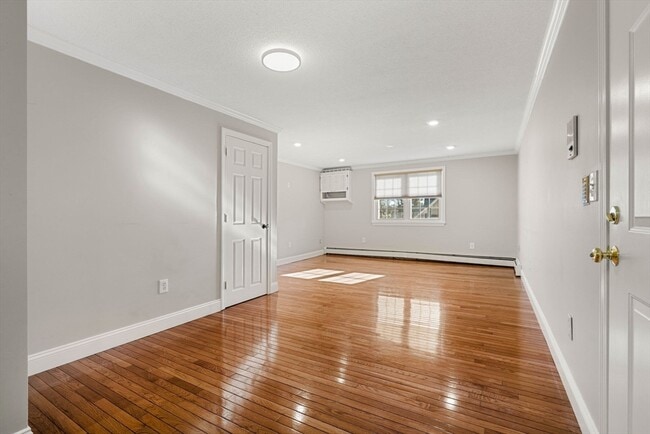 Building Photo - 305 Pine St