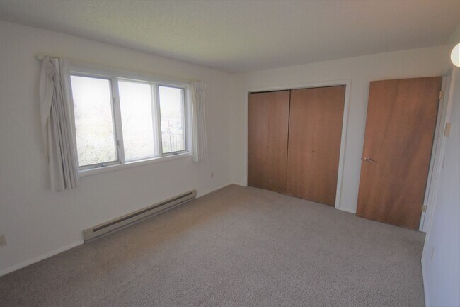 Building Photo - Top floor apartment! Close to MSU and down...