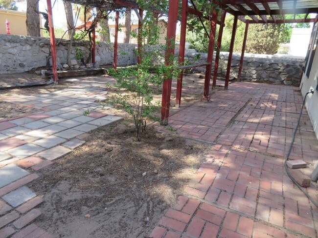 Building Photo - Clean 3 Bedroom 2 Bath Home For Rent