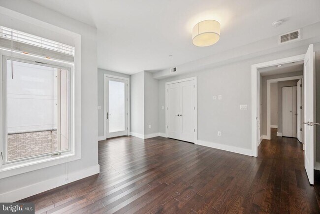 Building Photo - 915 12th St NE