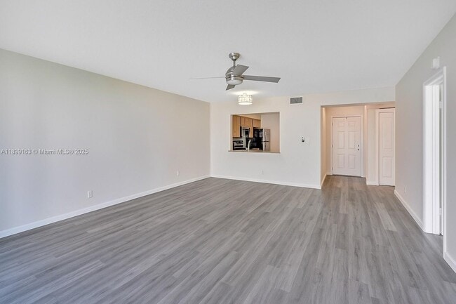Building Photo - 311 W Laurel Dr