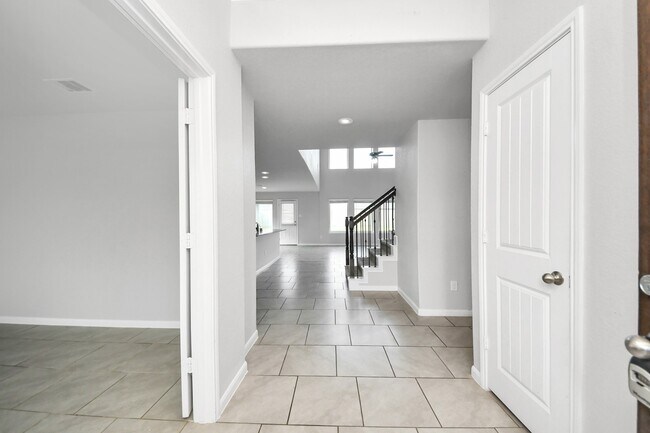 Building Photo - 18319 Pin Oak Lake Dr