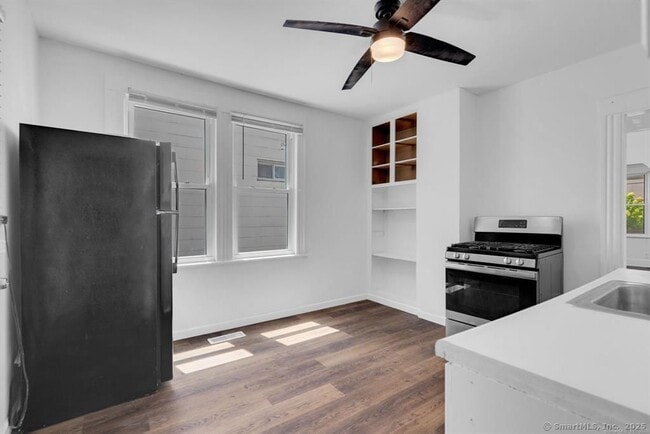 Building Photo - 84 Dewey St